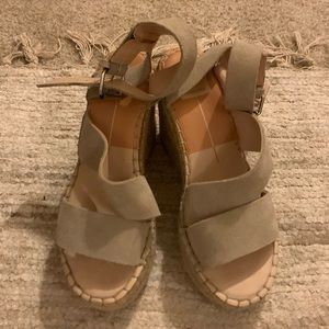 EUC 💜Dolce Vita nude suede wedges